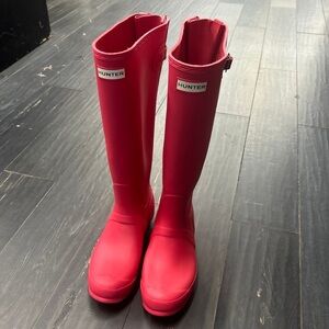 Hunter Rain Boots . Tall . Red .